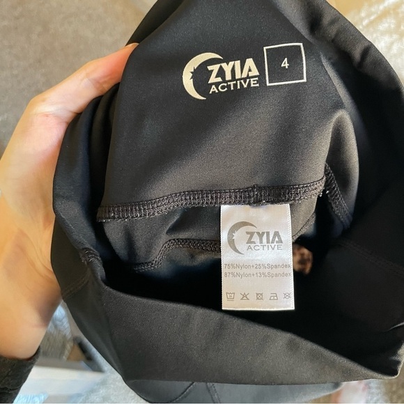 Zyia Black crop legging with cheetah stripe - Picture 8 of 8